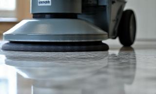 Técnico puliendo suelo de mármol industrial